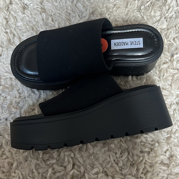 Steve Madden black platform sandals, size 7. - Picture 2 of 3